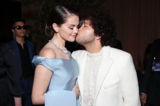 Benny Blanco – mit bürgerlichem Namen Benjamin Joseph Levin – gehört zu den Menschen, die die Musikindustrie im Stillen revolutioniert haben. Geboren am 8. März 1988 in Reston, Virginia, begann er schon als Jugendlicher Beats zu bauen und Texte zu schreiben. Mit seinem einzigartigen Gespür für Melodien und Emotionen eroberte er später die Welt der Popmusik. Contents Aktueller Stand – Wie hoch ist das geschätzte Benny Blanco Vermögen? Wie verdient Benny Blanco sein Geld? Warum liegt sein Vermögen bei rund 50 Millionen US-Dollar? Vergleich – Benny Blanco im Branchenkontext Was bedeutet das Vermögen für ihn persönlich und beruflich? Häufige Fragen (FAQ) zum Thema „Benny Blanco Vermögen“ Fazit – Er arbeitete mit Superstars wie Katy Perry, Ed Sheeran, Justin Bieber, Rihanna, Halsey und Maroon 5. Songs wie “Love Yourself”, “Eastside”, “Teenage Dream” oder “Moves Like Jagger” tragen seine kreative Handschrift. Doch während viele Produzenten im Hintergrund bleiben, hat sich Benny Blanco auch selbst als Künstler einen Namen gemacht. Mit seinem eigenen Label, seinen Streaming-Hits und cleveren Geschäftsentscheidungen hat er ein beeindruckendes Vermögen aufgebaut. Aktueller Stand – Wie hoch ist das geschätzte Benny Blanco Vermögen? Im Jahr 2025 wird das Benny Blanco Vermögen auf rund 50 Millionen US-Dollar geschätzt, was etwa 46 Millionen Euro entspricht. Diese Zahl stammt aus verschiedenen Branchenquellen und Finanzberichten, die seine Songrechte, Label-Beteiligungen und Immobilienbewertung berücksichtigen. Jahr Geschätztes Vermögen (USD) Geschätztes Vermögen (EUR) 2018 20 Millionen USD 17,8 Millionen € 2020 35 Millionen USD 31,5 Millionen € 2023 45 Millionen USD 41 Millionen € 2025 50 Millionen USD 46 Millionen € Diese Entwicklung zeigt, wie stark sein Reichtum in den letzten Jahren gewachsen ist. Besonders nach 2019, als Blanco einen Teil seiner Songrechte (93 Songs) an eine Investmentgesellschaft verkaufte, stieg sein Vermögen deutlich an. Das zeigt: Er hat nicht nur ein gutes Gespür für Musik, sondern auch für Finanzen. Seine Einnahmen stammen aus mehreren Quellen – ein Zeichen dafür, dass Benny Blanco ein echter Unternehmer ist und nicht „nur“ Produzent. Wie verdient Benny Blanco sein Geld? Das Vermögen von Benny Blanco ist das Ergebnis jahrelanger harter Arbeit, Kreativität und geschickter Geschäftsentscheidungen. Seine Einnahmen lassen sich in mehrere Hauptquellen aufteilen: Songwriting und Musikproduktion Benny Blanco schrieb und produzierte Hits für einige der größten Künstler der Welt. Für jeden Song erhält er Tantiemen – das heißt: jedes Mal, wenn der Song gespielt, gestreamt oder verkauft wird, verdient er mit. Zu seinen bekanntesten Arbeiten zählen: “Love Yourself” – Justin Bieber “Eastside” – Halsey & Khalid “Diamonds” – Rihanna “Teenage Dream” – Katy Perry “Moves Like Jagger” – Maroon 5 Allein durch diese Songs hat Blanco Millionen an Lizenzgebühren verdient. Musikrechte & Verlagsverkäufe 2019 verkaufte Benny Blanco einen Teil seines Songkatalogs an einen Investmentfonds. Experten schätzen, dass dieser Deal ihm zwischen 15 und 20 Millionen US-Dollar einbrachte. Diese Art von Verkauf ist in der Musikbranche üblich – viele Künstler verkaufen ihre Rechte, um langfristig Geld zu sichern. Blanco nutzte diesen Schritt, um neue Projekte zu finanzieren und sein Portfolio zu diversifizieren. Eigene Labels und Geschäftsprojekte Benny Blanco ist Gründer mehrerer Labels, darunter Friends Keep Secrets und Mad Love Records. Darüber veröffentlicht er eigene Musik und unterstützt junge Talente. Durch diese Labels verdient er an jeder Veröffentlichung mit. Immobilien und Investitionen Wie viele erfolgreiche Künstler investiert auch Blanco in Luxusimmobilien. Er besitzt mehrere Häuser, unter anderem eine Villa in Los Angeles, die Berichten zufolge rund 9 Millionen US-Dollar gekostet hat. Diese Investitionen sind ein wichtiger Bestandteil seines wachsenden Vermögens. Warum liegt sein Vermögen bei rund 50 Millionen US-Dollar? Dass das Benny Blanco Vermögen so hoch ist, liegt nicht nur an seiner kreativen Begabung, sondern auch an seiner strategischen Denkweise. Mehrere Einkommensströme Er verdient gleichzeitig an Musikverkäufen, Streaming-Einnahmen, Produzentenhonoraren und Beteiligungen. Durch diese Vielfalt hat er sich ein stabiles Einkommen aufgebaut, das nicht von einem einzigen Künstler abhängt. Kontinuierliche Einnahmen durch Tantiemen Selbst wenn Benny Blanco heute keine neuen Songs mehr produzieren würde, würde er dank seiner Songrechte weiterhin Geld verdienen. Das nennt man passives Einkommen – eine der wichtigsten Säulen seines Reichtums. Langfristige Investitionen Anstatt sein Geld auszugeben, investierte Blanco klug in Vermögenswerte, die an Wert gewinnen – darunter Musikrechte, Immobilien und Unternehmensanteile. Vergleich – Benny Blanco im Branchenkontext Wenn man Benny Blanco mit anderen erfolgreichen Produzenten vergleicht, wird sein Erfolg noch beeindruckender. Produzent Geschätztes Vermögen (2025) Bekannt für Benny Blanco 50 Mio. USD Ed Sheeran, Justin Bieber, Halsey Max Martin 400 Mio. USD Britney Spears, The Weeknd Calvin Harris 300 Mio. USD DJ & Produzent Pharrell Williams 250 Mio. USD Sänger, Produzent Finneas O’Connell 25 Mio. USD Billie Eilish Im Vergleich zu Größen wie Max Martin oder Pharrell Williams liegt Blanco etwas darunter – doch er ist noch jung und hat viele Jahre vor sich. Sein Vermögen wächst kontinuierlich, und Experten erwarten, dass es in den nächsten Jahren weiter steigen wird. Was bedeutet das Vermögen für ihn persönlich und beruflich? Trotz seines Reichtums bleibt Benny Blanco bodenständig. In Interviews betont er oft, dass Geld für ihn nie das Ziel, sondern nur ein Ergebnis seiner Leidenschaft war. Er nutzt sein Vermögen, um: junge Künstler zu fördern, neue Musikprojekte zu starten, und kreative Risiken einzugehen, die andere vielleicht meiden würden. Privat lebt er eher zurückhaltend und genießt seine Zeit mit Freunden und Familie. Seit seiner Beziehung mit Selena Gomez steht er etwas mehr im öffentlichen Fokus, bleibt aber seiner ruhigen Art treu. Häufige Fragen (FAQ) zum Thema „Benny Blanco Vermögen“ 1. Wie viel ist Benny Blanco 2025 wert? Etwa 50 Millionen US-Dollar, basierend auf Musikrechten, Investments und Einnahmen aus Produktionen. 2. Woher kommt sein Geld? Aus Songwriting, Labelbeteiligungen, Lizenzrechten, Verkäufen von Songkatalogen und Immobilien. 3. Hat Benny Blanco eigene Musik veröffentlicht? Ja, Songs wie “Eastside”, “Lonely” und “Bad Decisions” mit BTS zeigen seine künstlerische Seite. 4. Wird sein Vermögen weiter wachsen? Sehr wahrscheinlich – durch Streaming, neue Künstler und langfristige Rechteverträge. Fazit – Das Benny Blanco Vermögen ist mehr als nur eine Zahl. Es ist das Ergebnis von Kreativität, kluger Strategie und einem tiefen Verständnis für die Musikbranche. Er zeigt, dass man auch hinter den Kulissen ein Vermögen aufbauen kann, wenn man Talent mit unternehmerischem Denken verbindet. Benny Blanco ist ein Beispiel dafür, wie Leidenschaft, Geduld und Weitsicht in der modernen Musikindustrie zum Erfolg führen können. Mher Lessn: Konny Reimann Todesanzeige heute