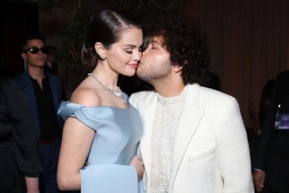 Benny Blanco – mit bürgerlichem Namen Benjamin Joseph Levin – gehört zu den Menschen, die die Musikindustrie im Stillen revolutioniert haben. Geboren am 8. März 1988 in Reston, Virginia, begann er schon als Jugendlicher Beats zu bauen und Texte zu schreiben. Mit seinem einzigartigen Gespür für Melodien und Emotionen eroberte er später die Welt der Popmusik. Contents Aktueller Stand – Wie hoch ist das geschätzte Benny Blanco Vermögen? Wie verdient Benny Blanco sein Geld? Warum liegt sein Vermögen bei rund 50 Millionen US-Dollar? Vergleich – Benny Blanco im Branchenkontext Was bedeutet das Vermögen für ihn persönlich und beruflich? Häufige Fragen (FAQ) zum Thema „Benny Blanco Vermögen“ Fazit – Er arbeitete mit Superstars wie Katy Perry, Ed Sheeran, Justin Bieber, Rihanna, Halsey und Maroon 5. Songs wie “Love Yourself”, “Eastside”, “Teenage Dream” oder “Moves Like Jagger” tragen seine kreative Handschrift. Doch während viele Produzenten im Hintergrund bleiben, hat sich Benny Blanco auch selbst als Künstler einen Namen gemacht. Mit seinem eigenen Label, seinen Streaming-Hits und cleveren Geschäftsentscheidungen hat er ein beeindruckendes Vermögen aufgebaut. Aktueller Stand – Wie hoch ist das geschätzte Benny Blanco Vermögen? Im Jahr 2025 wird das Benny Blanco Vermögen auf rund 50 Millionen US-Dollar geschätzt, was etwa 46 Millionen Euro entspricht. Diese Zahl stammt aus verschiedenen Branchenquellen und Finanzberichten, die seine Songrechte, Label-Beteiligungen und Immobilienbewertung berücksichtigen. Jahr Geschätztes Vermögen (USD) Geschätztes Vermögen (EUR) 2018 20 Millionen USD 17,8 Millionen € 2020 35 Millionen USD 31,5 Millionen € 2023 45 Millionen USD 41 Millionen € 2025 50 Millionen USD 46 Millionen € Diese Entwicklung zeigt, wie stark sein Reichtum in den letzten Jahren gewachsen ist. Besonders nach 2019, als Blanco einen Teil seiner Songrechte (93 Songs) an eine Investmentgesellschaft verkaufte, stieg sein Vermögen deutlich an. Das zeigt: Er hat nicht nur ein gutes Gespür für Musik, sondern auch für Finanzen. Seine Einnahmen stammen aus mehreren Quellen – ein Zeichen dafür, dass Benny Blanco ein echter Unternehmer ist und nicht „nur“ Produzent. Wie verdient Benny Blanco sein Geld? Das Vermögen von Benny Blanco ist das Ergebnis jahrelanger harter Arbeit, Kreativität und geschickter Geschäftsentscheidungen. Seine Einnahmen lassen sich in mehrere Hauptquellen aufteilen: Songwriting und Musikproduktion Benny Blanco schrieb und produzierte Hits für einige der größten Künstler der Welt. Für jeden Song erhält er Tantiemen – das heißt: jedes Mal, wenn der Song gespielt, gestreamt oder verkauft wird, verdient er mit. Zu seinen bekanntesten Arbeiten zählen: “Love Yourself” – Justin Bieber “Eastside” – Halsey & Khalid “Diamonds” – Rihanna “Teenage Dream” – Katy Perry “Moves Like Jagger” – Maroon 5 Allein durch diese Songs hat Blanco Millionen an Lizenzgebühren verdient. Musikrechte & Verlagsverkäufe 2019 verkaufte Benny Blanco einen Teil seines Songkatalogs an einen Investmentfonds. Experten schätzen, dass dieser Deal ihm zwischen 15 und 20 Millionen US-Dollar einbrachte. Diese Art von Verkauf ist in der Musikbranche üblich – viele Künstler verkaufen ihre Rechte, um langfristig Geld zu sichern. Blanco nutzte diesen Schritt, um neue Projekte zu finanzieren und sein Portfolio zu diversifizieren. Eigene Labels und Geschäftsprojekte Benny Blanco ist Gründer mehrerer Labels, darunter Friends Keep Secrets und Mad Love Records. Darüber veröffentlicht er eigene Musik und unterstützt junge Talente. Durch diese Labels verdient er an jeder Veröffentlichung mit. Immobilien und Investitionen Wie viele erfolgreiche Künstler investiert auch Blanco in Luxusimmobilien. Er besitzt mehrere Häuser, unter anderem eine Villa in Los Angeles, die Berichten zufolge rund 9 Millionen US-Dollar gekostet hat. Diese Investitionen sind ein wichtiger Bestandteil seines wachsenden Vermögens. Warum liegt sein Vermögen bei rund 50 Millionen US-Dollar? Dass das Benny Blanco Vermögen so hoch ist, liegt nicht nur an seiner kreativen Begabung, sondern auch an seiner strategischen Denkweise. Mehrere Einkommensströme Er verdient gleichzeitig an Musikverkäufen, Streaming-Einnahmen, Produzentenhonoraren und Beteiligungen. Durch diese Vielfalt hat er sich ein stabiles Einkommen aufgebaut, das nicht von einem einzigen Künstler abhängt. Kontinuierliche Einnahmen durch Tantiemen Selbst wenn Benny Blanco heute keine neuen Songs mehr produzieren würde, würde er dank seiner Songrechte weiterhin Geld verdienen. Das nennt man passives Einkommen – eine der wichtigsten Säulen seines Reichtums. Langfristige Investitionen Anstatt sein Geld auszugeben, investierte Blanco klug in Vermögenswerte, die an Wert gewinnen – darunter Musikrechte, Immobilien und Unternehmensanteile. Vergleich – Benny Blanco im Branchenkontext Wenn man Benny Blanco mit anderen erfolgreichen Produzenten vergleicht, wird sein Erfolg noch beeindruckender. Produzent Geschätztes Vermögen (2025) Bekannt für Benny Blanco 50 Mio. USD Ed Sheeran, Justin Bieber, Halsey Max Martin 400 Mio. USD Britney Spears, The Weeknd Calvin Harris 300 Mio. USD DJ & Produzent Pharrell Williams 250 Mio. USD Sänger, Produzent Finneas O’Connell 25 Mio. USD Billie Eilish Im Vergleich zu Größen wie Max Martin oder Pharrell Williams liegt Blanco etwas darunter – doch er ist noch jung und hat viele Jahre vor sich. Sein Vermögen wächst kontinuierlich, und Experten erwarten, dass es in den nächsten Jahren weiter steigen wird. Was bedeutet das Vermögen für ihn persönlich und beruflich? Trotz seines Reichtums bleibt Benny Blanco bodenständig. In Interviews betont er oft, dass Geld für ihn nie das Ziel, sondern nur ein Ergebnis seiner Leidenschaft war. Er nutzt sein Vermögen, um: junge Künstler zu fördern, neue Musikprojekte zu starten, und kreative Risiken einzugehen, die andere vielleicht meiden würden. Privat lebt er eher zurückhaltend und genießt seine Zeit mit Freunden und Familie. Seit seiner Beziehung mit Selena Gomez steht er etwas mehr im öffentlichen Fokus, bleibt aber seiner ruhigen Art treu. Häufige Fragen (FAQ) zum Thema „Benny Blanco Vermögen“ 1. Wie viel ist Benny Blanco 2025 wert? Etwa 50 Millionen US-Dollar, basierend auf Musikrechten, Investments und Einnahmen aus Produktionen. 2. Woher kommt sein Geld? Aus Songwriting, Labelbeteiligungen, Lizenzrechten, Verkäufen von Songkatalogen und Immobilien. 3. Hat Benny Blanco eigene Musik veröffentlicht? Ja, Songs wie “Eastside”, “Lonely” und “Bad Decisions” mit BTS zeigen seine künstlerische Seite. 4. Wird sein Vermögen weiter wachsen? Sehr wahrscheinlich – durch Streaming, neue Künstler und langfristige Rechteverträge. Fazit – Das Benny Blanco Vermögen ist mehr als nur eine Zahl. Es ist das Ergebnis von Kreativität, kluger Strategie und einem tiefen Verständnis für die Musikbranche. Er zeigt, dass man auch hinter den Kulissen ein Vermögen aufbauen kann, wenn man Talent mit unternehmerischem Denken verbindet. Benny Blanco ist ein Beispiel dafür, wie Leidenschaft, Geduld und Weitsicht in der modernen Musikindustrie zum Erfolg führen können. Mher Lessn: Konny Reimann Todesanzeige heute