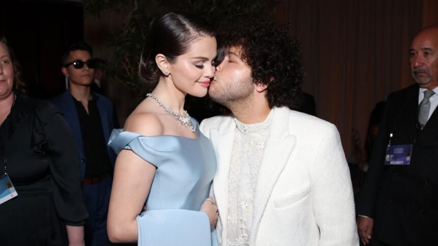 Benny Blanco – mit bürgerlichem Namen Benjamin Joseph Levin – gehört zu den Menschen, die die Musikindustrie im Stillen revolutioniert haben. Geboren am 8. März 1988 in Reston, Virginia, begann er schon als Jugendlicher Beats zu bauen und Texte zu schreiben. Mit seinem einzigartigen Gespür für Melodien und Emotionen eroberte er später die Welt der Popmusik. Contents Aktueller Stand – Wie hoch ist das geschätzte Benny Blanco Vermögen? Wie verdient Benny Blanco sein Geld? Warum liegt sein Vermögen bei rund 50 Millionen US-Dollar? Vergleich – Benny Blanco im Branchenkontext Was bedeutet das Vermögen für ihn persönlich und beruflich? Häufige Fragen (FAQ) zum Thema „Benny Blanco Vermögen“ Fazit – Er arbeitete mit Superstars wie Katy Perry, Ed Sheeran, Justin Bieber, Rihanna, Halsey und Maroon 5. Songs wie “Love Yourself”, “Eastside”, “Teenage Dream” oder “Moves Like Jagger” tragen seine kreative Handschrift. Doch während viele Produzenten im Hintergrund bleiben, hat sich Benny Blanco auch selbst als Künstler einen Namen gemacht. Mit seinem eigenen Label, seinen Streaming-Hits und cleveren Geschäftsentscheidungen hat er ein beeindruckendes Vermögen aufgebaut. Aktueller Stand – Wie hoch ist das geschätzte Benny Blanco Vermögen? Im Jahr 2025 wird das Benny Blanco Vermögen auf rund 50 Millionen US-Dollar geschätzt, was etwa 46 Millionen Euro entspricht. Diese Zahl stammt aus verschiedenen Branchenquellen und Finanzberichten, die seine Songrechte, Label-Beteiligungen und Immobilienbewertung berücksichtigen. Jahr Geschätztes Vermögen (USD) Geschätztes Vermögen (EUR) 2018 20 Millionen USD 17,8 Millionen € 2020 35 Millionen USD 31,5 Millionen € 2023 45 Millionen USD 41 Millionen € 2025 50 Millionen USD 46 Millionen € Diese Entwicklung zeigt, wie stark sein Reichtum in den letzten Jahren gewachsen ist. Besonders nach 2019, als Blanco einen Teil seiner Songrechte (93 Songs) an eine Investmentgesellschaft verkaufte, stieg sein Vermögen deutlich an. Das zeigt: Er hat nicht nur ein gutes Gespür für Musik, sondern auch für Finanzen. Seine Einnahmen stammen aus mehreren Quellen – ein Zeichen dafür, dass Benny Blanco ein echter Unternehmer ist und nicht „nur“ Produzent. Wie verdient Benny Blanco sein Geld? Das Vermögen von Benny Blanco ist das Ergebnis jahrelanger harter Arbeit, Kreativität und geschickter Geschäftsentscheidungen. Seine Einnahmen lassen sich in mehrere Hauptquellen aufteilen: Songwriting und Musikproduktion Benny Blanco schrieb und produzierte Hits für einige der größten Künstler der Welt. Für jeden Song erhält er Tantiemen – das heißt: jedes Mal, wenn der Song gespielt, gestreamt oder verkauft wird, verdient er mit. Zu seinen bekanntesten Arbeiten zählen: “Love Yourself” – Justin Bieber “Eastside” – Halsey & Khalid “Diamonds” – Rihanna “Teenage Dream” – Katy Perry “Moves Like Jagger” – Maroon 5 Allein durch diese Songs hat Blanco Millionen an Lizenzgebühren verdient. Musikrechte & Verlagsverkäufe 2019 verkaufte Benny Blanco einen Teil seines Songkatalogs an einen Investmentfonds. Experten schätzen, dass dieser Deal ihm zwischen 15 und 20 Millionen US-Dollar einbrachte. Diese Art von Verkauf ist in der Musikbranche üblich – viele Künstler verkaufen ihre Rechte, um langfristig Geld zu sichern. Blanco nutzte diesen Schritt, um neue Projekte zu finanzieren und sein Portfolio zu diversifizieren. Eigene Labels und Geschäftsprojekte Benny Blanco ist Gründer mehrerer Labels, darunter Friends Keep Secrets und Mad Love Records. Darüber veröffentlicht er eigene Musik und unterstützt junge Talente. Durch diese Labels verdient er an jeder Veröffentlichung mit. Immobilien und Investitionen Wie viele erfolgreiche Künstler investiert auch Blanco in Luxusimmobilien. Er besitzt mehrere Häuser, unter anderem eine Villa in Los Angeles, die Berichten zufolge rund 9 Millionen US-Dollar gekostet hat. Diese Investitionen sind ein wichtiger Bestandteil seines wachsenden Vermögens. Warum liegt sein Vermögen bei rund 50 Millionen US-Dollar? Dass das Benny Blanco Vermögen so hoch ist, liegt nicht nur an seiner kreativen Begabung, sondern auch an seiner strategischen Denkweise. Mehrere Einkommensströme Er verdient gleichzeitig an Musikverkäufen, Streaming-Einnahmen, Produzentenhonoraren und Beteiligungen. Durch diese Vielfalt hat er sich ein stabiles Einkommen aufgebaut, das nicht von einem einzigen Künstler abhängt. Kontinuierliche Einnahmen durch Tantiemen Selbst wenn Benny Blanco heute keine neuen Songs mehr produzieren würde, würde er dank seiner Songrechte weiterhin Geld verdienen. Das nennt man passives Einkommen – eine der wichtigsten Säulen seines Reichtums. Langfristige Investitionen Anstatt sein Geld auszugeben, investierte Blanco klug in Vermögenswerte, die an Wert gewinnen – darunter Musikrechte, Immobilien und Unternehmensanteile. Vergleich – Benny Blanco im Branchenkontext Wenn man Benny Blanco mit anderen erfolgreichen Produzenten vergleicht, wird sein Erfolg noch beeindruckender. Produzent Geschätztes Vermögen (2025) Bekannt für Benny Blanco 50 Mio. USD Ed Sheeran, Justin Bieber, Halsey Max Martin 400 Mio. USD Britney Spears, The Weeknd Calvin Harris 300 Mio. USD DJ & Produzent Pharrell Williams 250 Mio. USD Sänger, Produzent Finneas O’Connell 25 Mio. USD Billie Eilish Im Vergleich zu Größen wie Max Martin oder Pharrell Williams liegt Blanco etwas darunter – doch er ist noch jung und hat viele Jahre vor sich. Sein Vermögen wächst kontinuierlich, und Experten erwarten, dass es in den nächsten Jahren weiter steigen wird. Was bedeutet das Vermögen für ihn persönlich und beruflich? Trotz seines Reichtums bleibt Benny Blanco bodenständig. In Interviews betont er oft, dass Geld für ihn nie das Ziel, sondern nur ein Ergebnis seiner Leidenschaft war. Er nutzt sein Vermögen, um: junge Künstler zu fördern, neue Musikprojekte zu starten, und kreative Risiken einzugehen, die andere vielleicht meiden würden. Privat lebt er eher zurückhaltend und genießt seine Zeit mit Freunden und Familie. Seit seiner Beziehung mit Selena Gomez steht er etwas mehr im öffentlichen Fokus, bleibt aber seiner ruhigen Art treu. Häufige Fragen (FAQ) zum Thema „Benny Blanco Vermögen“ 1. Wie viel ist Benny Blanco 2025 wert? Etwa 50 Millionen US-Dollar, basierend auf Musikrechten, Investments und Einnahmen aus Produktionen. 2. Woher kommt sein Geld? Aus Songwriting, Labelbeteiligungen, Lizenzrechten, Verkäufen von Songkatalogen und Immobilien. 3. Hat Benny Blanco eigene Musik veröffentlicht? Ja, Songs wie “Eastside”, “Lonely” und “Bad Decisions” mit BTS zeigen seine künstlerische Seite. 4. Wird sein Vermögen weiter wachsen? Sehr wahrscheinlich – durch Streaming, neue Künstler und langfristige Rechteverträge. Fazit – Das Benny Blanco Vermögen ist mehr als nur eine Zahl. Es ist das Ergebnis von Kreativität, kluger Strategie und einem tiefen Verständnis für die Musikbranche. Er zeigt, dass man auch hinter den Kulissen ein Vermögen aufbauen kann, wenn man Talent mit unternehmerischem Denken verbindet. Benny Blanco ist ein Beispiel dafür, wie Leidenschaft, Geduld und Weitsicht in der modernen Musikindustrie zum Erfolg führen können. Mher Lessn: Konny Reimann Todesanzeige heute